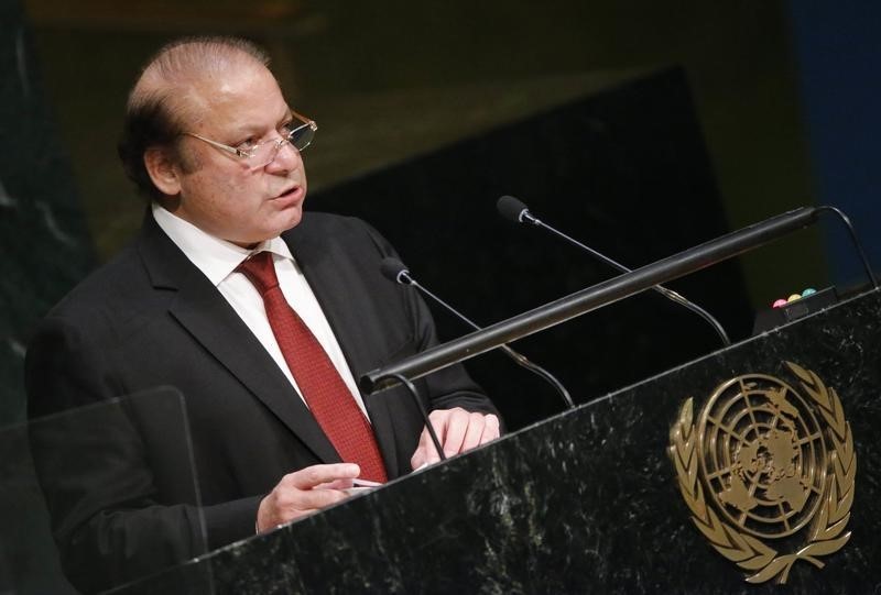 © Reuters. Prime Minister Muhammad Nawaz Sharif of Pakistan addresses attendees during the 70th session of the United Nations General Assembly at the U.N. Headquarters in New York
