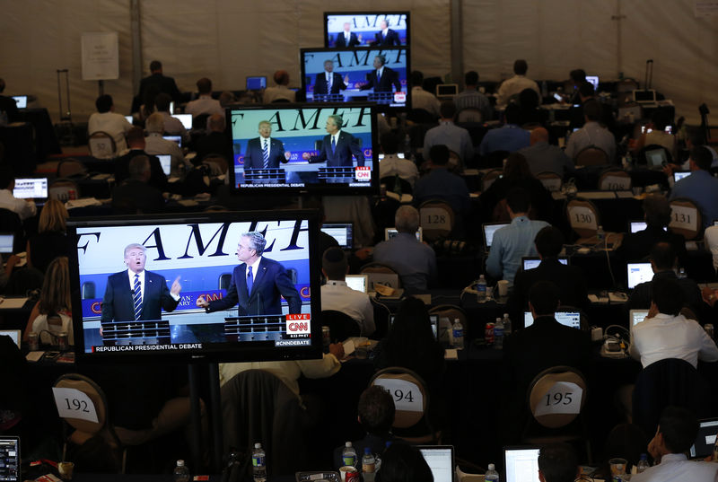 © Reuters. Members of the news media watch on TV monitors in the media center as U.S. presidential candidates Trump and Bush debate during the second Republican debate of the 2016 U.S. presidential campaign at the Ronald Reagan Presidential Library in Simi Valley