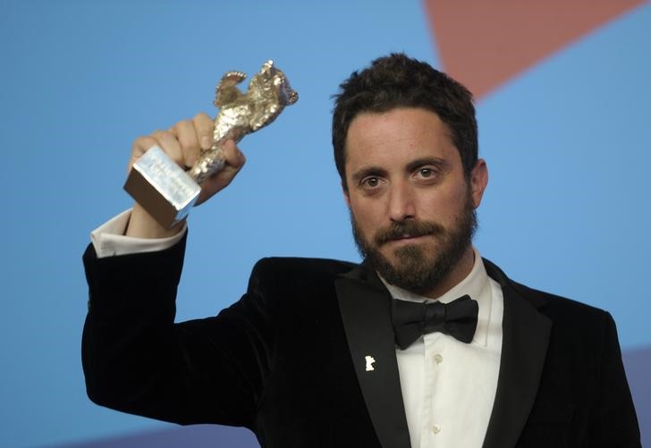 © Reuters. Diretor Pablo Larraín durante premiação em Berlim pelo filme O Clube 