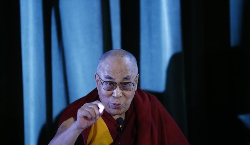 © Reuters. Tibetan spiritual leader, the Dalai Lama speaks during a news conference at Magdalene College in Oxford