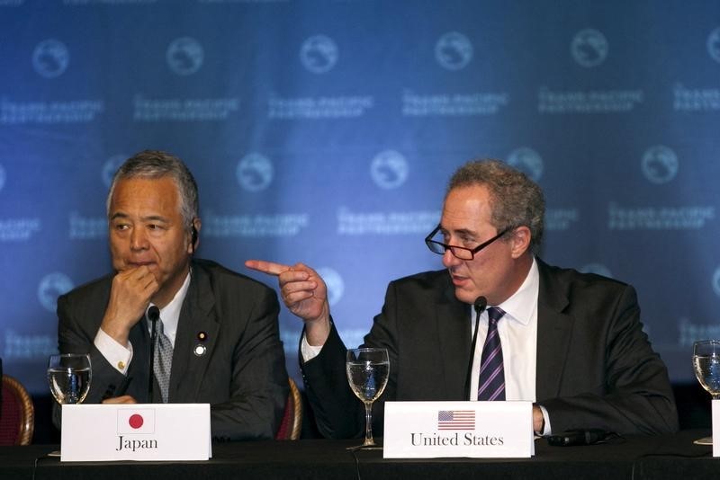 © Reuters. Japanese Economy Minister Akira Amari and US Trade Rep. Michael Fromam participate in a press conference in Lahaina, Maui, Hawaii