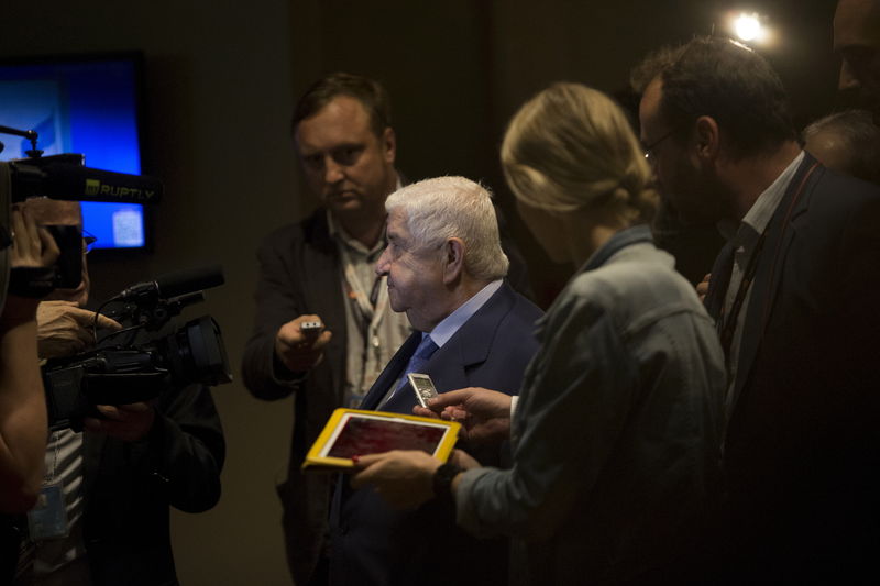 © Reuters. Syrian Foreign Minister Walid Muallem is surrounded by the media before Foreign Minister of Russia Sergei Lavrov and U.S. Secretary of State John Kerry addresses the media at the United Nations in Manhattan