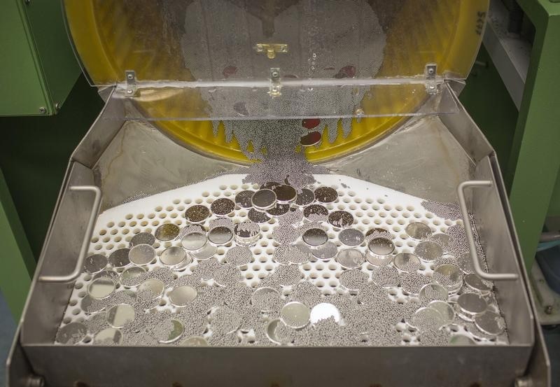 © Reuters. One ounce silver coins undergo washing at the cleaning facility at the United States West Point Mint facility in West Point, New York