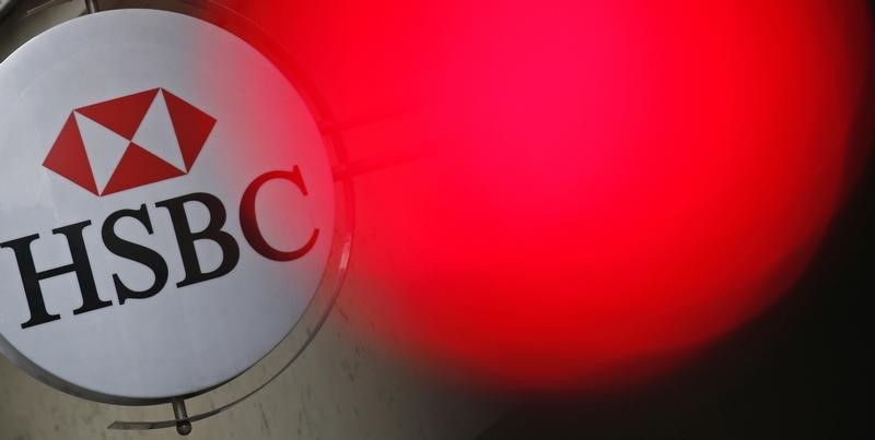 © Reuters. A traffic light shines red near the HSBC bank logo in Paris