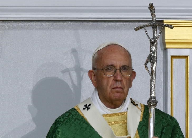 © Reuters. Papa Francisco durante missa na Filadélfia