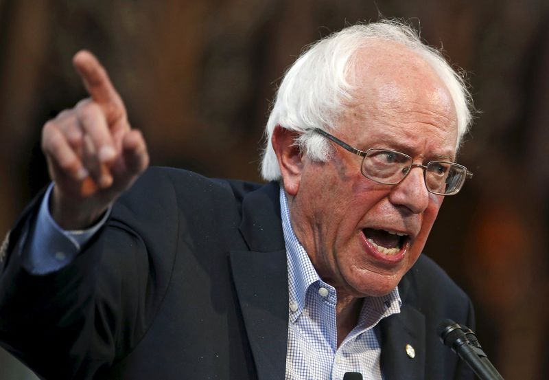 © Reuters. U.S. Democratic presidential candidate Sanders delivers a speech at a campaign event in Chicago