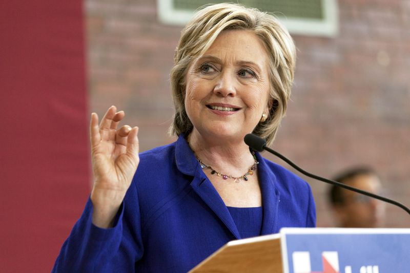 © Reuters. U.S. Democratic presidential candidate Hillary Clinton speaks in the gymnasium of Moulton Elementary School in Des Moines