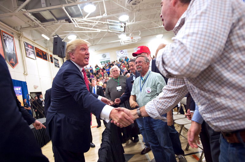 © Reuters. U.S. Republican presidential candidate Donald Trump shakes hands after his campaign rally in Keene