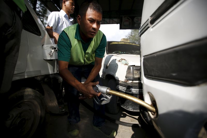 © Reuters. A worker fills petrol on a vehicle at the petrol pump in in Kathmandu