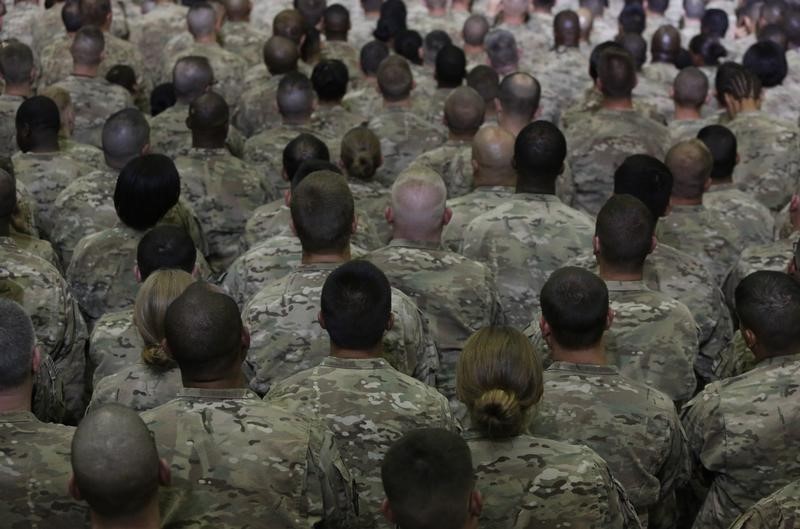 © Reuters. U.S. Servicemen and women listen to U.S. President Barack Obama speaking to troops deployed in Afghanistan during an unannounced visit to Bagram Air Base in Kabul