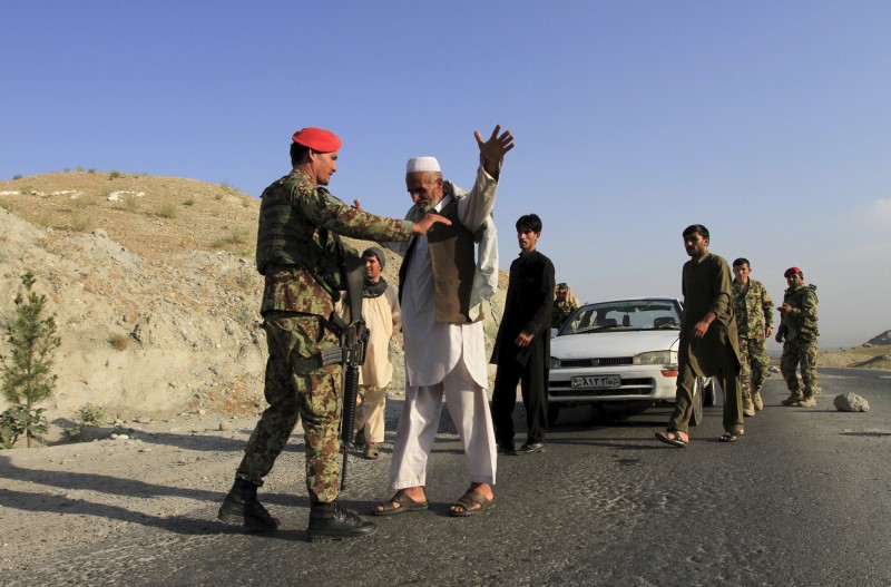 © Reuters. مسؤولون افغان يقولون ان الحكومة استعادت قندوز وطالبان تنفي