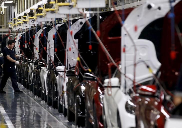 © Reuters. Employee works on an assembly line producing Mercedes-Benz cars at a factory of Beijing Benz Automotive Co.in Beijing