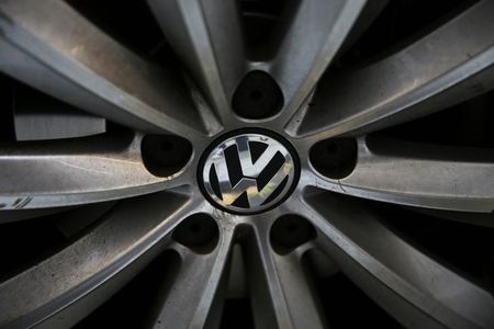 © Reuters. Il particolare di una ruota della Volkswagen Passat TDI