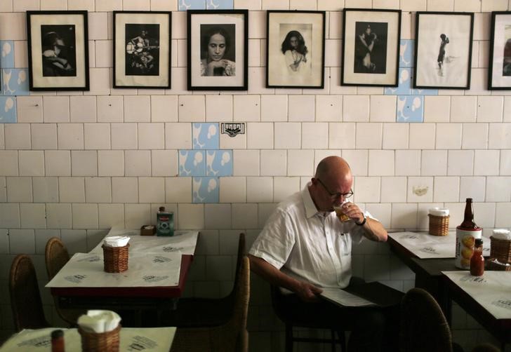 © Reuters. Homem bebendo cerveja em Santa Teresa, no Rio de Janeiro