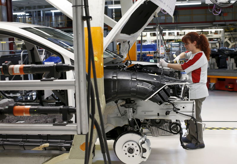 © Reuters. Funcionária de fábrica de carros em Martorell, na Espanha