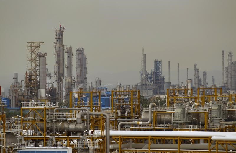 © Reuters. The Phase 4 and Phase 5 gas refineries are seen in Assalouyeh