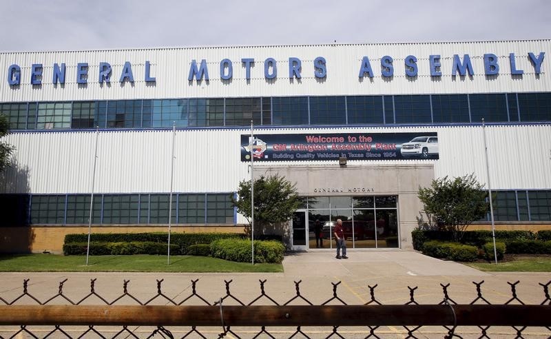 © Reuters. General view of the front entrance at the General Motors Assembly Plant in Arlington, Texas