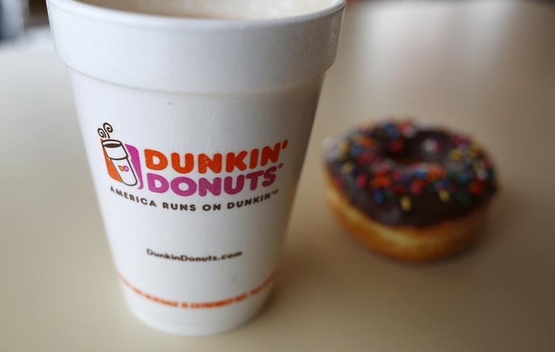 © Reuters. A drink and a doughnut are seen at a Dunkin' Donuts location in the Chicago suburb of Niles