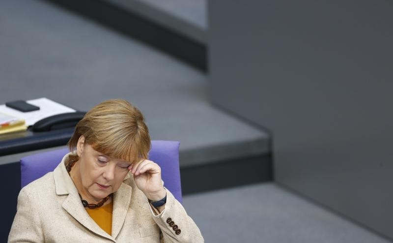 © Reuters. La popularidad de Merkel cae a un mínimo de cuatro años ante la crisis de refugiados