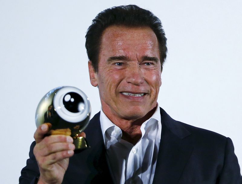 © Reuters. Ator Arnold Schwarzenegger recebe prêmio Golden Icon