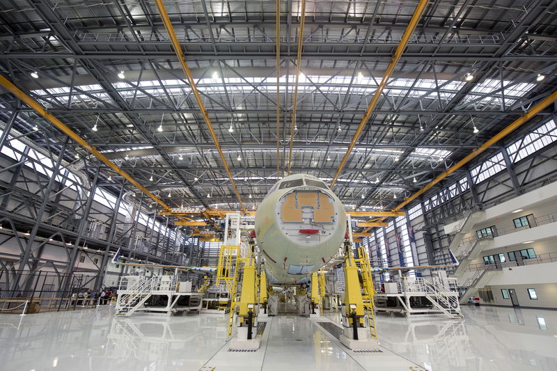 © Reuters. An Airbus A321 is being assembled in the final assembly line hangar at the Airbus U.S. Manufacturing Facility in Mobile