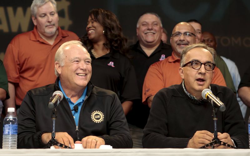 © Reuters. Il presidente di United Auto Workers (UAW)  Dennis Williams (a sinistra) con il numero uno di Fiat Sergio Marchionne