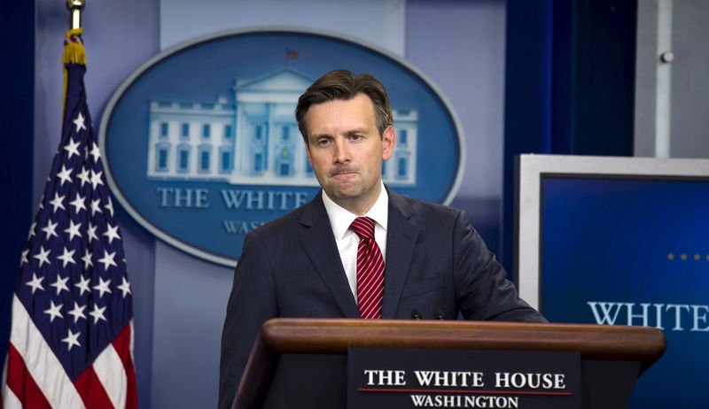 © Reuters. Josh Earnest fala na Casa Branca, em Washington