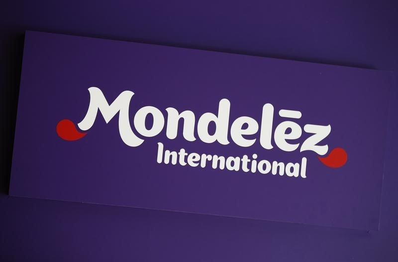 © Reuters. Logo of Mondelez International is pictured at the company's building in Zurich
