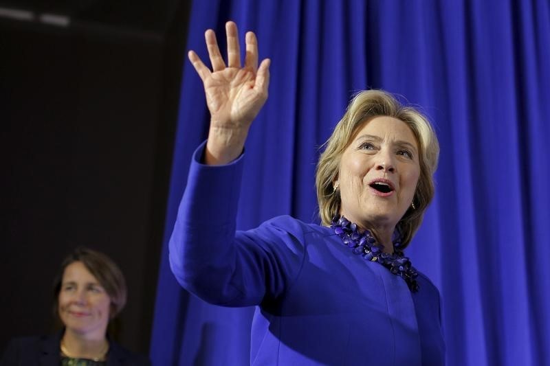 © Reuters. U.S. Democratic presidential candidate Hillary Clinton takes the stage at the Boston Community Forum on Substance Abuse in Boston