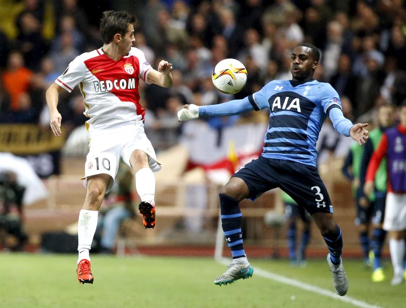 © Reuters. Bernardo Silva (E), do Monaco, disputa bola com Danny Rose (D), do Tottenham, durante partida pela Liga Europa, em Monaco