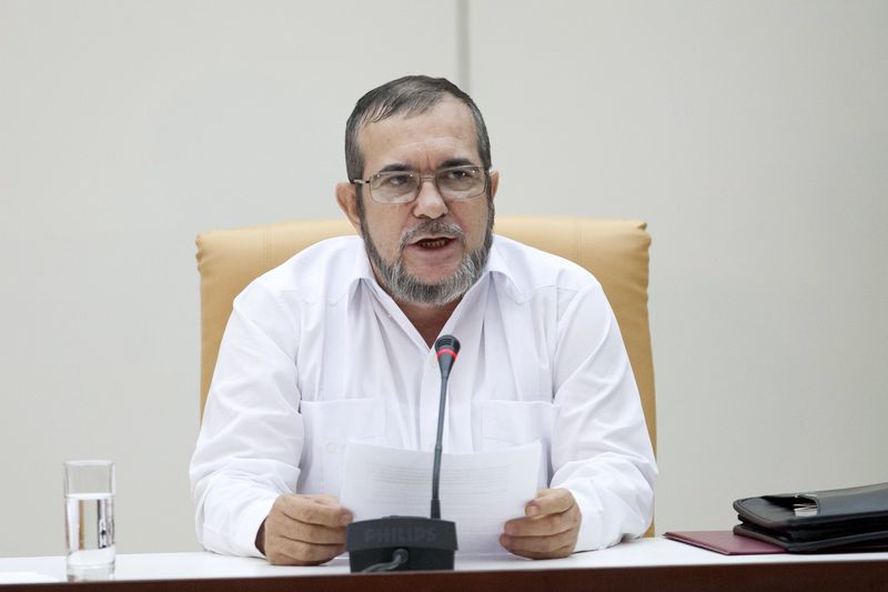 © Reuters. Líder das Farc Rodrigo Londono durante entrevista em Havana