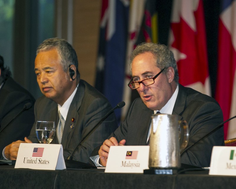 © Reuters. Japanese Economy Minister Akira Amari (L) and US Trade Rep. Michael Froman participate in a press conference in Lahaina, Maui, Hawaii 