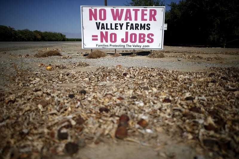 © Reuters. A water protest sign is seen near Bakersfield