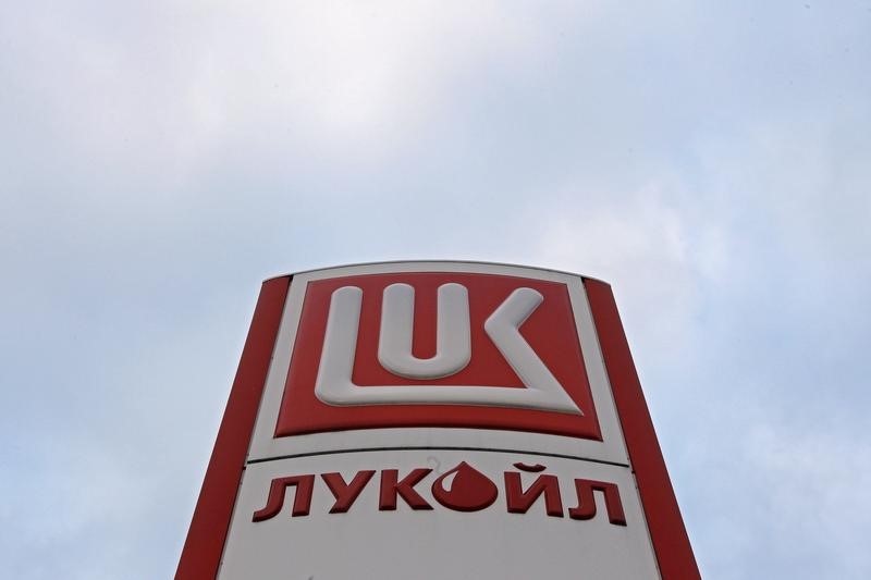 © Reuters. Логотип Лукойла на заправке в Санкт-Петербурге