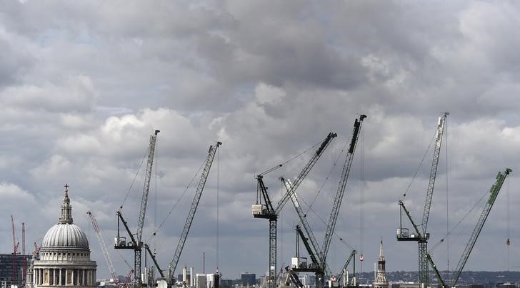 © Reuters. Construction cranes are seen around St. Paul's Cathedral, in the City of London