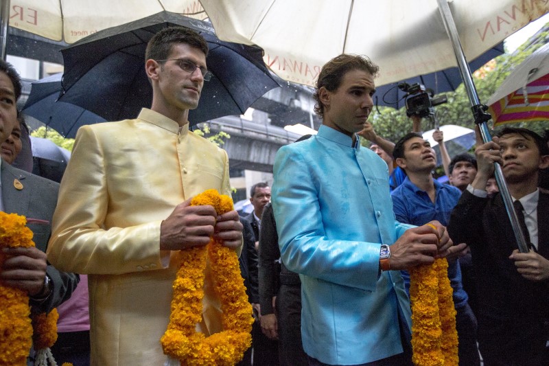 © Reuters.  Nadal y Djokovic visitan Tailandia y el santuario atacado en Bangkok