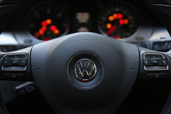 © Reuters. LA SUISSE INTERDIT PROVISOIREMENT LA MISE EN CIRCULATION DE VÉHICULES VOLKSWAGEN