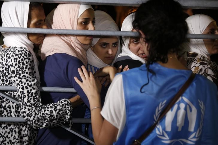 © Reuters. Syrian refugees board the passenger ship "Eleftherios Venizelos" at the port on the Greek island of Kos