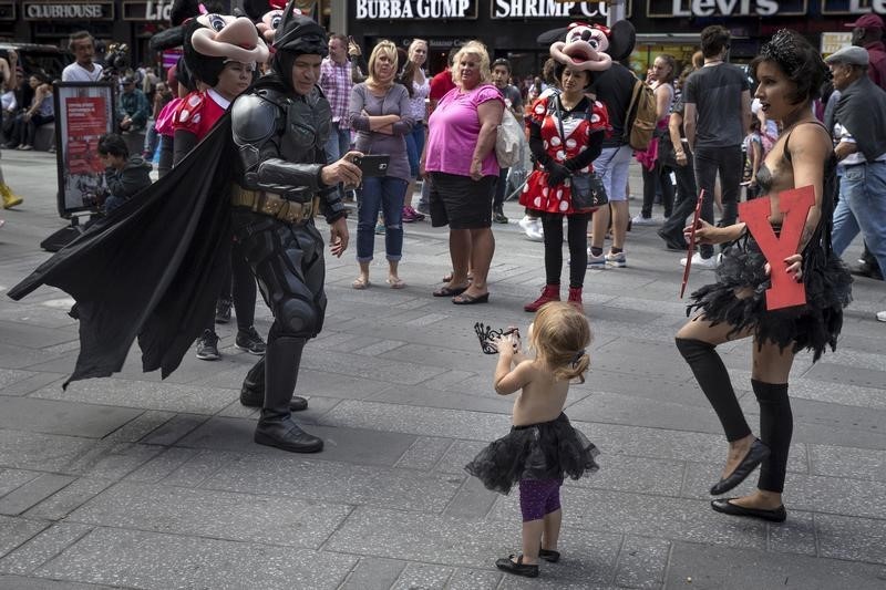 © Reuters. نيويورك تريد تحجيم الأبطال الخارقين والنساء العاريات في تايمز سكوير