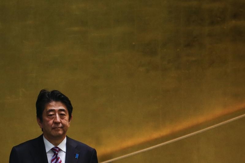 © Reuters. Japanese Prime Minister Shinzo Abe arrives to speak before attendees during the 70th session of the United Nations General Assembly at the U.N. Headquarters in New York