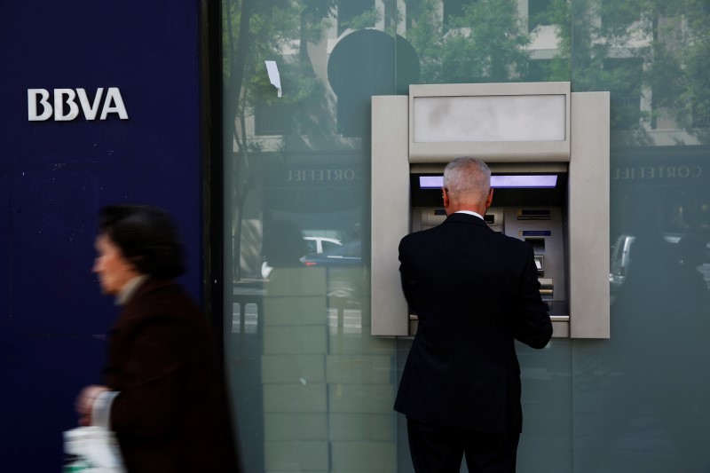 © Reuters. España elimina por decreto la doble comisión por sacar dinero en cajeros 
