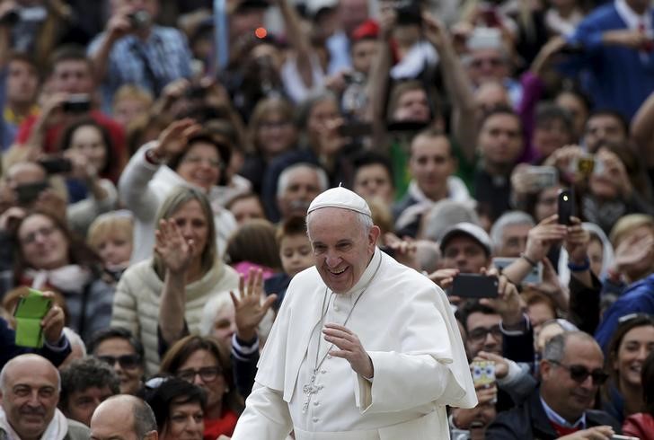 © Reuters. Papa Francisco durante missa na Praça de São Pedro, no Vaticano