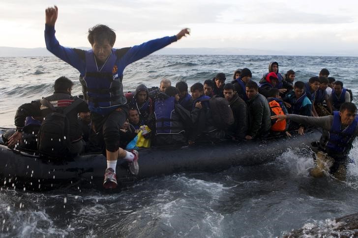 © Reuters. Refugiados desembarcando na ilha grega de Lesbos