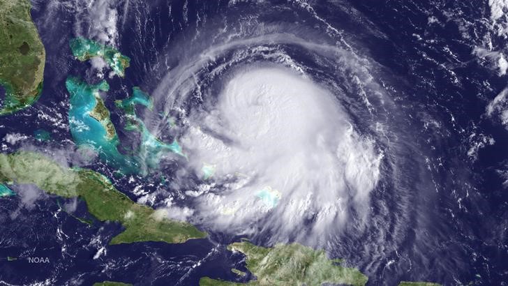 © Reuters. Furacão Joaquin visto perto das Bahamas, em imagem de satélite