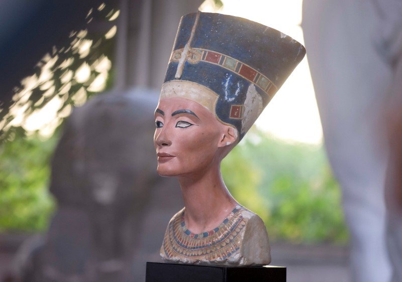 © Reuters. A replica of the bust of Nefertiti stands in the Replica Workshop of the National Museum of Berlin in Berlin