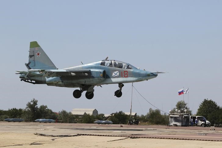 © Reuters. Avião de combate russo Sukhoi Su-25 durante exercício em Novofedorovka, Simferopol