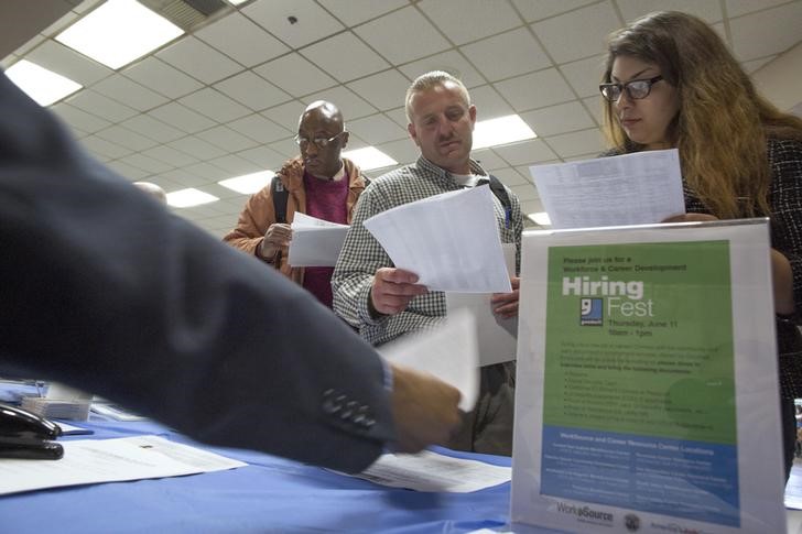 © Reuters. People seek employment at job fair for homeless at Los Angeles Mission in Skid Row area of Los Angeles, California