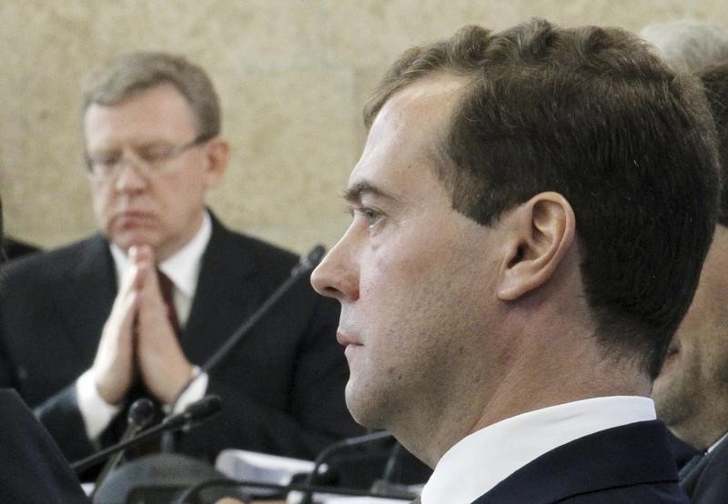 © Reuters. Дмитрий Медведев и Алексей Кудрин на совещании в Димитровграде