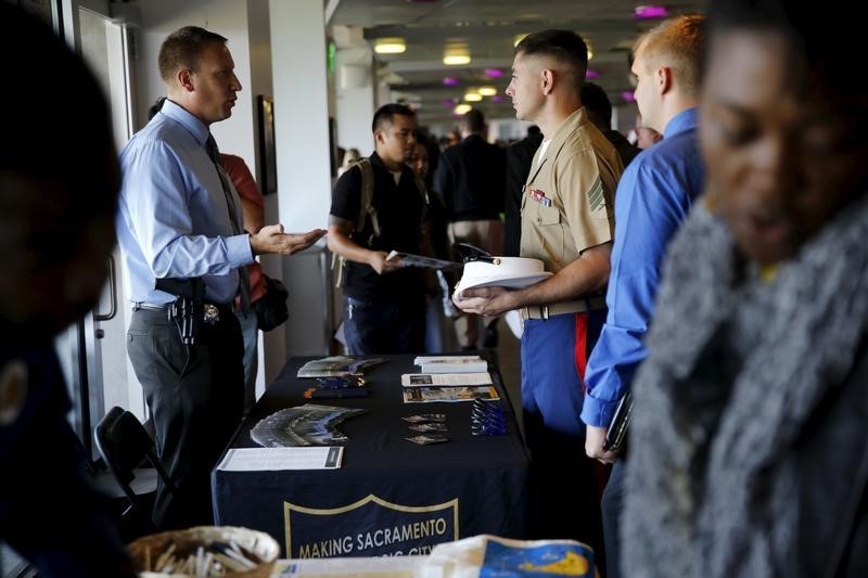 © Reuters. Recrutador da polícia de Sacramento conversa com pessoa em busca de emprego em feira de trabalhos em San Francisco