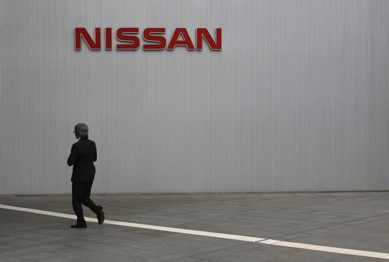 © Reuters. A visitor walks toward to the entrance of Nissan Motor Co's global headquarters in Yokohama
